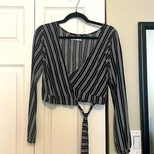 Hollister top, that’s sure to make you look snatched on your night out.